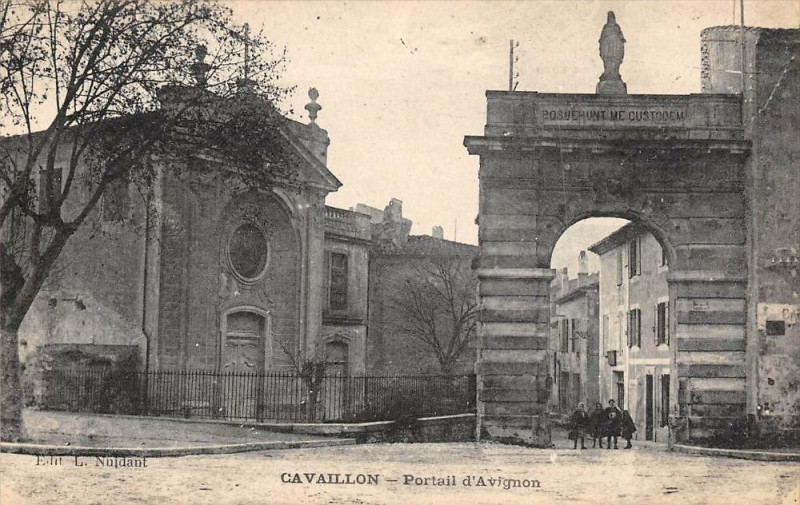 Carte postale ancienne Cavaillon Portail D'Avignon à Cavaillon