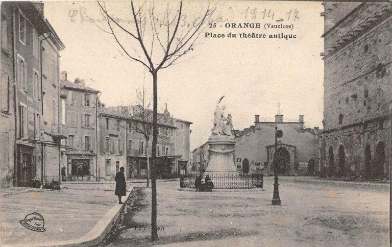 Carte postale ancienne Avignon Place Theatre Antique à Avignon