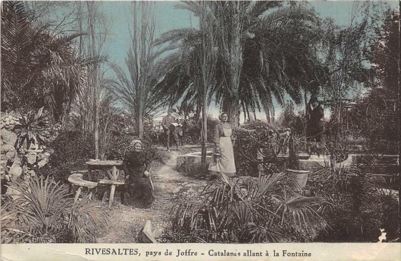 Carte postale ancienne Rivesaltes Catalanes Allant A La Fontaine à Rivesaltes