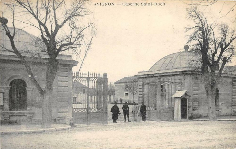 Carte postale ancienne Avignon Caserne St Roch à Avignon