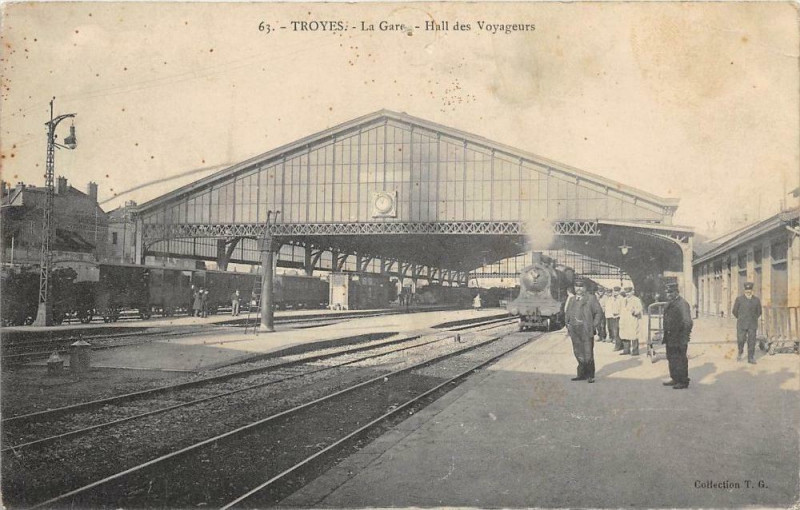 Carte postale ancienne Troyes La Gare Hall Des Voyageurs à Troyes