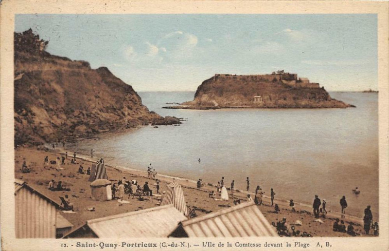 Carte postale ancienne Saint Quay Portrieux L'Ile De La Comtesse Devant La Plage à Saint-Quay-Portrieux