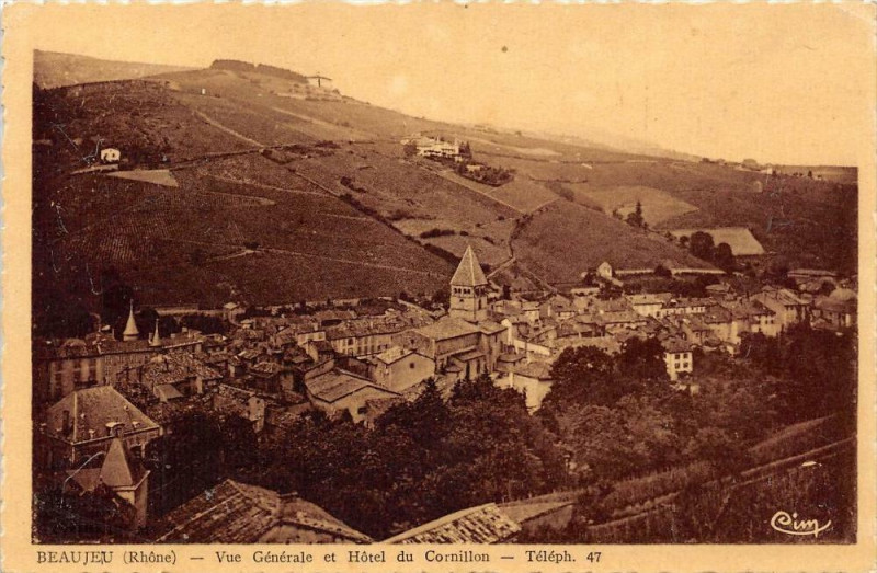 Carte postale ancienne Beaujeu Vue Generale Et Hotel Du Cornillon à Beaujeu
