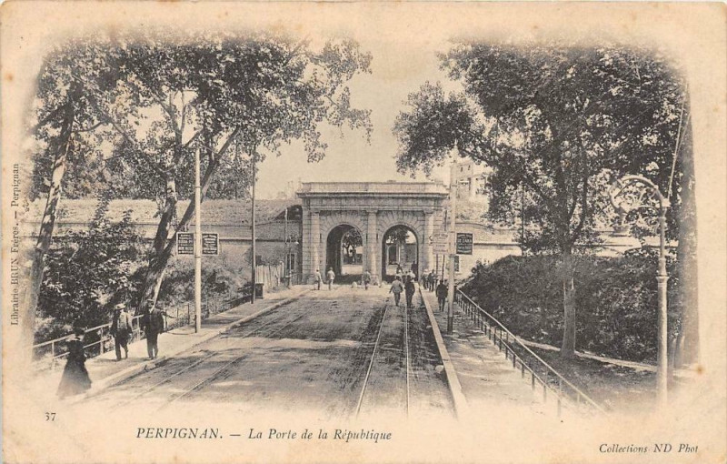 Carte postale ancienne Perpignan La Porte De La Republique (dos non divisé) à Perpignan
