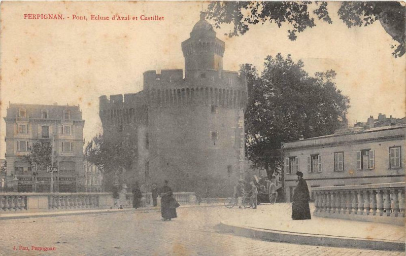 Carte postale ancienne Perpignan Pont Ecluse D'Aval Et Castillet à Perpignan