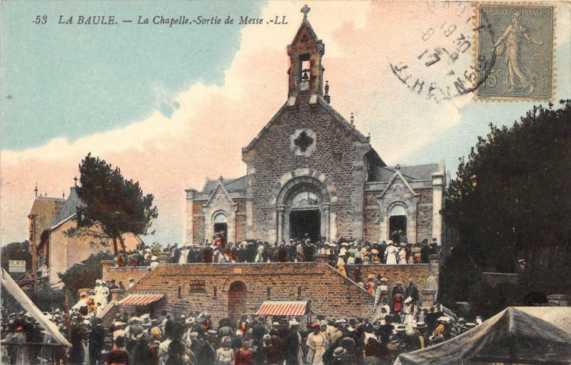 Carte postale ancienne La Baule La Chapelle Sortie De Messe