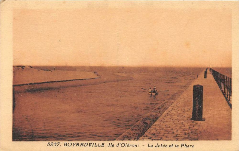 Carte postale ancienne Boyardville Ile Oleron La Jetee Et Le Phare