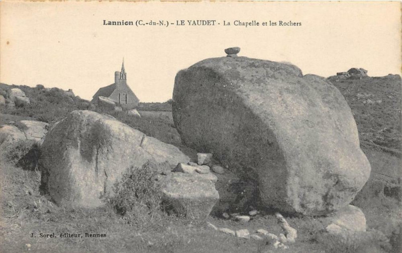 Carte postale ancienne Lannion Le Yaudet La Chapelle Et Les Rochers à Lannion
