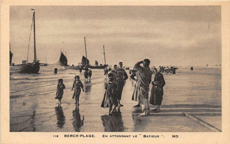 Carte postale ancienne Berck Plage En Attendant Le Batieux à Berck