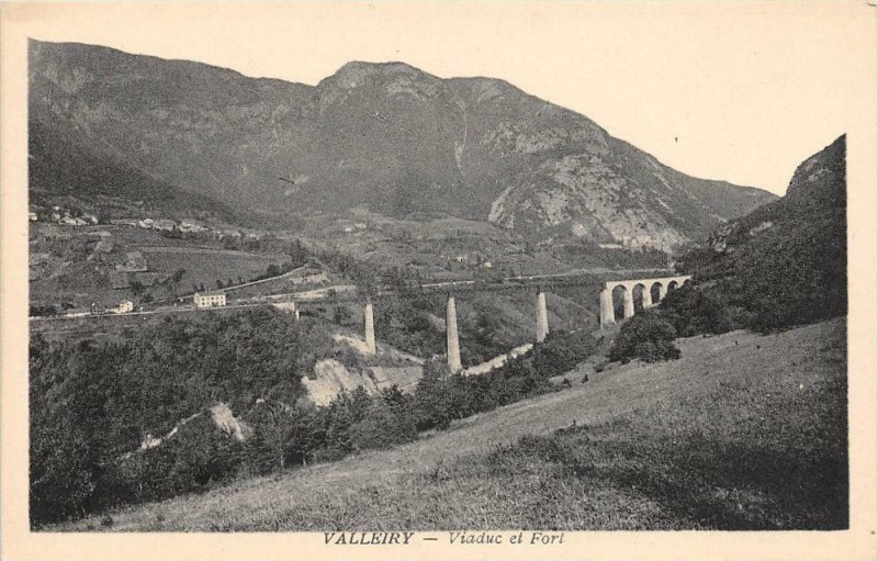 Carte postale ancienne Valleiry Viaduc Et Fort à Valleiry