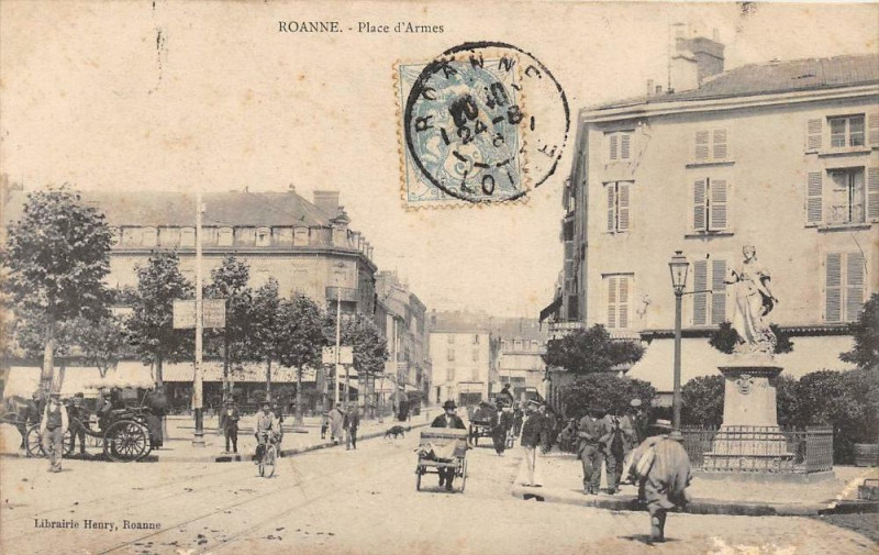 Carte postale ancienne Roanne Place D'Armes à Roanne