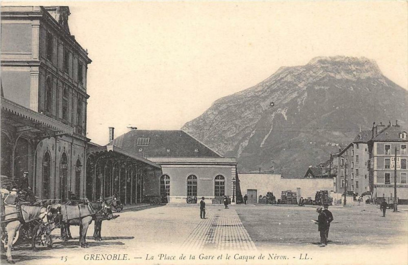 Carte postale ancienne Grenoblela Place De La Gare (dos non divisé) à Grenoble