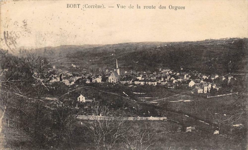 Carte postale ancienne Bort Vue De La Route Des Orgues