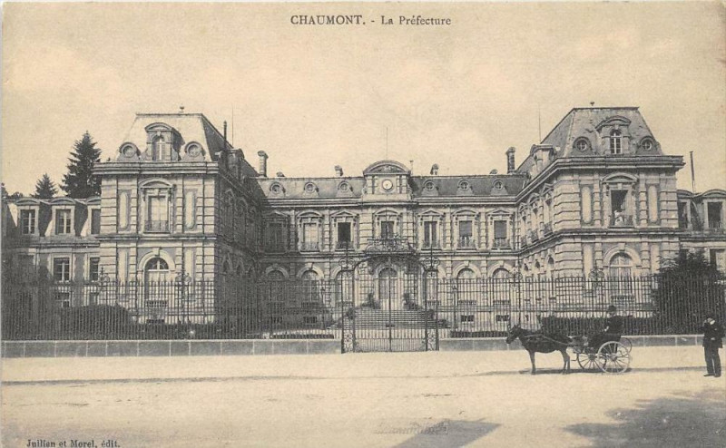Carte postale ancienne Chaumont La Prefecture à Chaumont