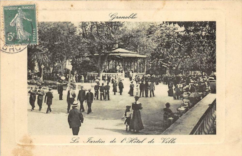 Carte postale ancienne Grenoble Le Jardin De L'Hotel De Ville à Grenoble