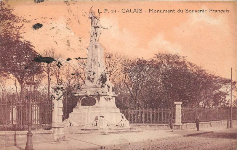 Carte postale ancienne Calais Monument Du Souvenir Francais à Calais