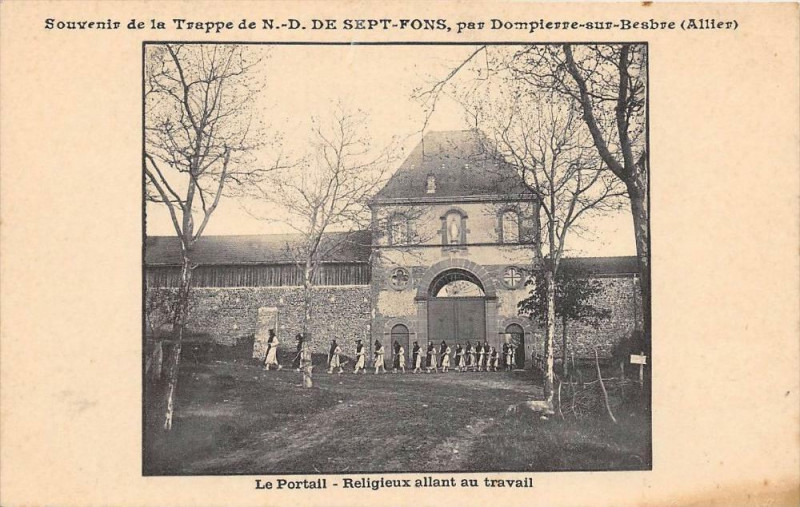 Carte postale ancienne La Trappe Sept Fonds Dompierre Sur Besbre Religieux Allant Au Portail à Dompierre-sur-Besbre