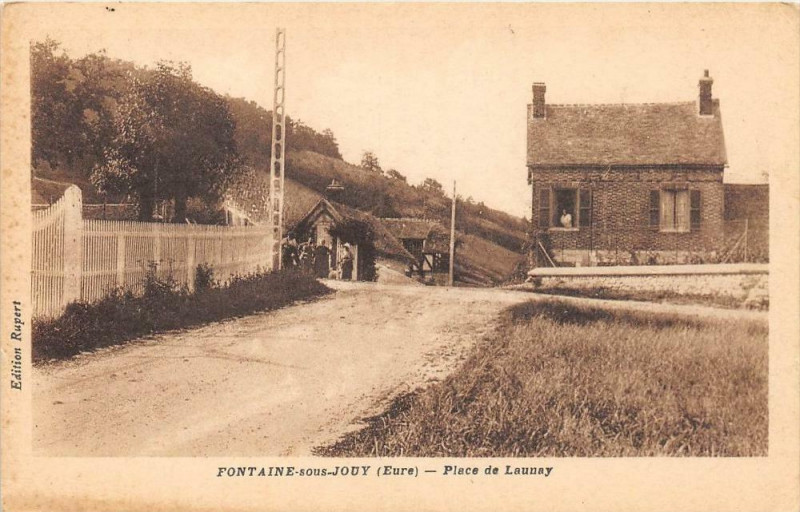 Carte postale ancienne Fontaine Sous Jouy Place De Launay à Launay