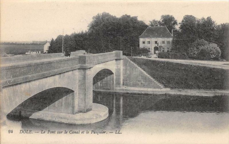 Carte postale ancienne Dole Le Pont Sur Le Canal Et Le Pasquier à Dole