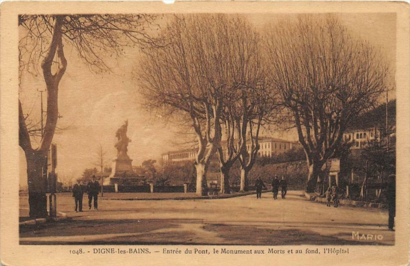 Carte postale ancienne Digne Entree Du Pont Monument Aux Morts