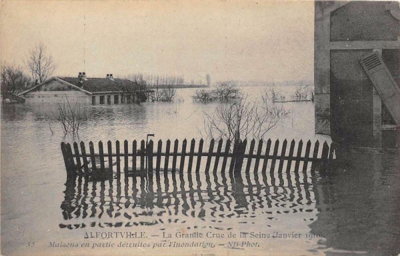 Carte postale ancienne Alfortville Gde Crue De La Seine Maisons En Partie Detruites Par L'Inonda à Alfortville