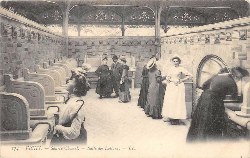 Carte postale ancienne Vichy Soource Chomel Salle Des Lotions à Vichy