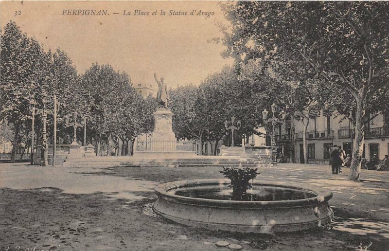 Carte postale ancienne Perpignan La Place Et La Statue Arago à Perpignan