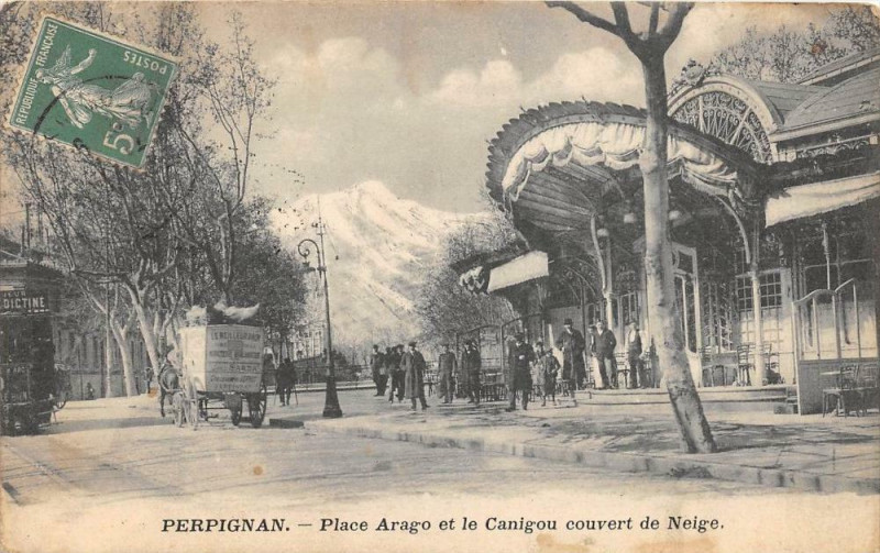 Carte postale ancienne Perpignan Place Arago Et Canigou Couvert De Neige à Perpignan