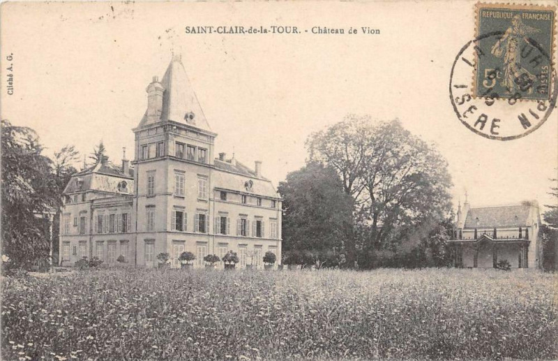 Carte postale ancienne Bourgoin Entree De La Caserne