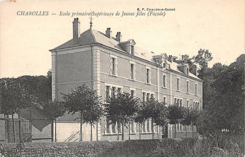Carte postale ancienne Charolles Ecole Primaire Superieure Filles à Charolles