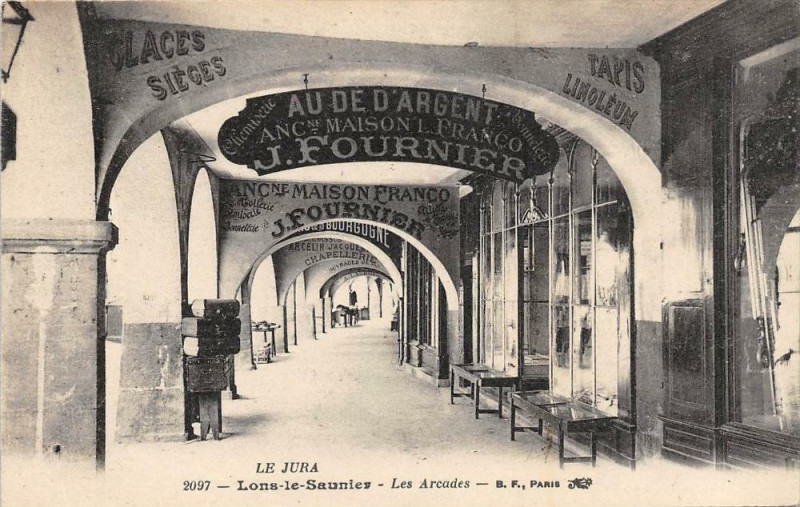 Carte postale ancienne Lons Le Saunier Les Arcades à Lons-le-Saunier
