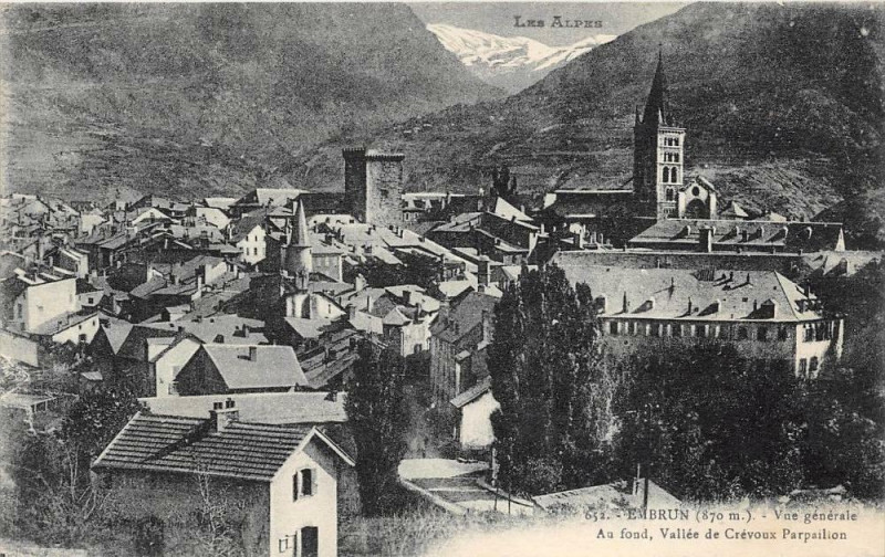 Carte postale ancienne Vue générale - Au fond, Vallée de Crévoux Parpailion à Embrun