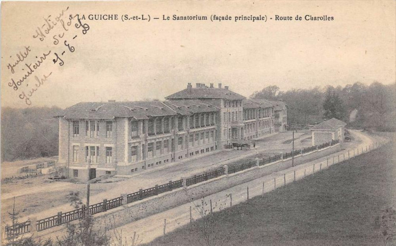 Carte postale ancienne La Guiche Le Sanatorium Route Charolles à Charolles