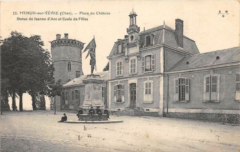 Carte postale ancienne Mehun Sur Yevre Place Du Chateau