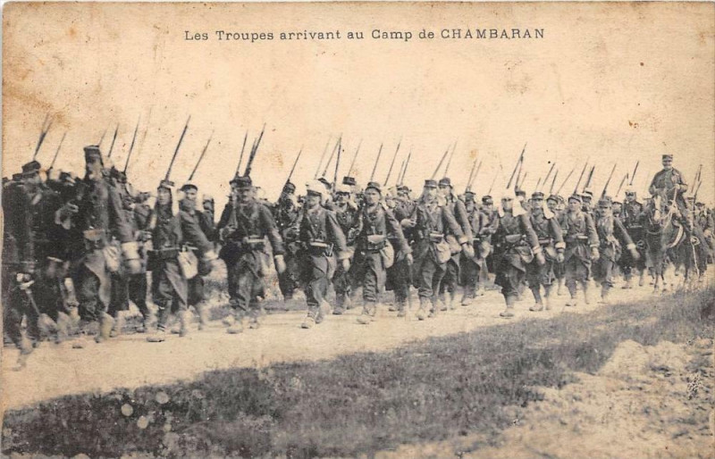 Carte postale ancienne Les Troupes Arrivant Au Camp De Chambaran