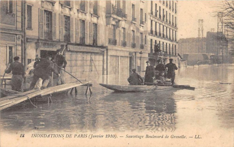 Carte postale ancienne Inondations de Paris (Janvier 1910) - Sauvetage Boulevard de Grenelle à Paris 15e