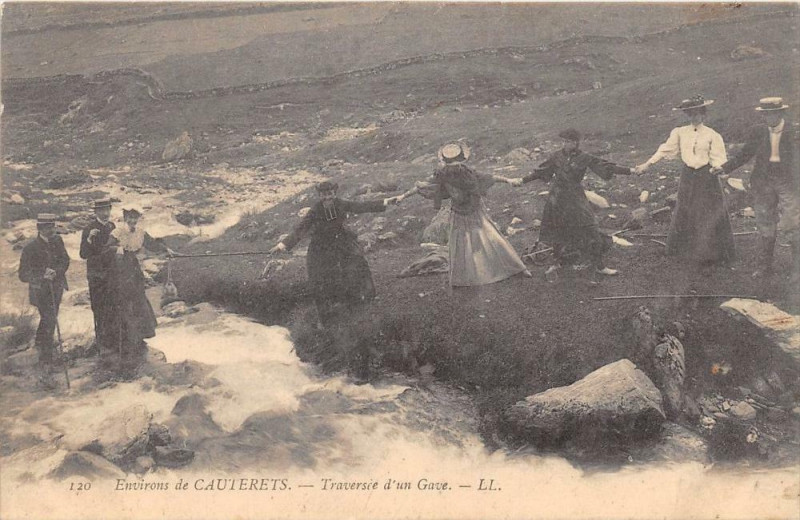 Carte postale ancienne Env.cauterets Traversee D'Une Cave à Cauterets