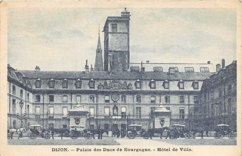 Carte postale ancienne Dijon Palais Des Ducs De Bourgogne Hotel De Ville à Dijon