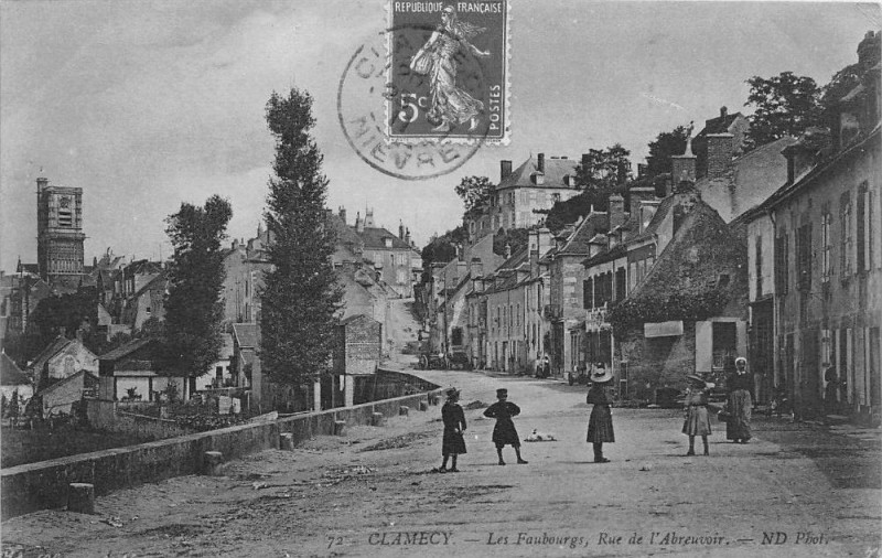 Carte postale ancienne Clamecy Les Faubourgs Rue De L'Abreuvoir à Clamecy