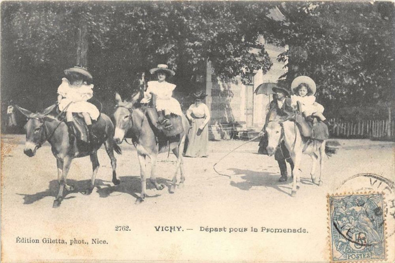 Carte postale ancienne Vichy Depart Pour La Promenade à Vichy
