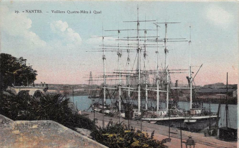 Carte postale ancienne Nantes Voiliers Quatre Mats A Quai à Nantes