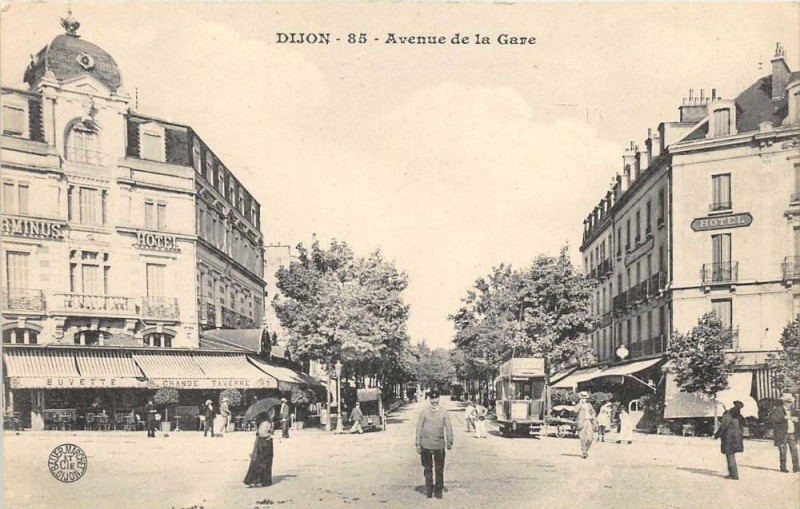 Carte postale ancienne Dijon Avenue De La Gare à Dijon