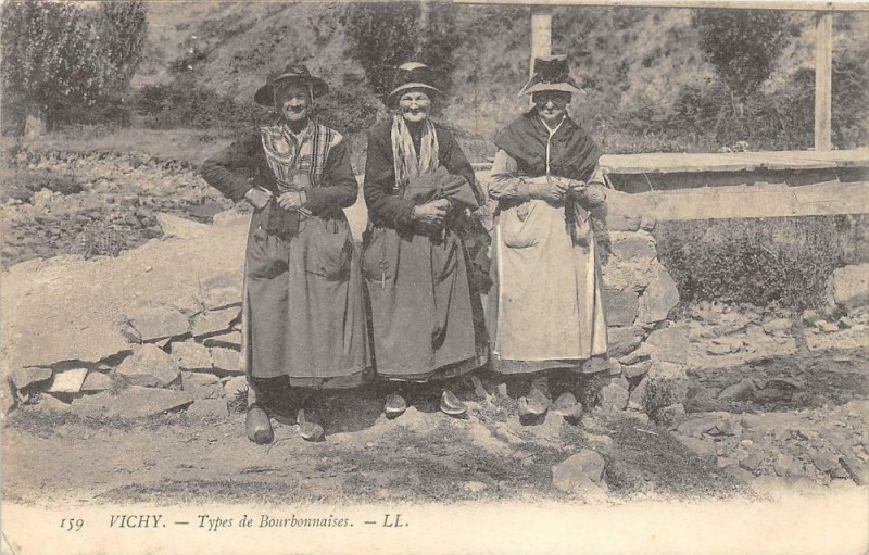 Carte postale ancienne Vichy Types De Bourbonnaises à Vichy