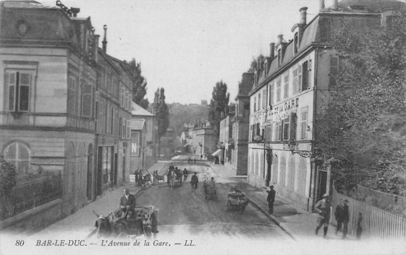 Carte postale ancienne L'Avenue de la Gare à Bar-le-Duc