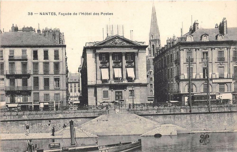 Carte postale ancienne Nantes Facade Hotel Des Postes à Nantes