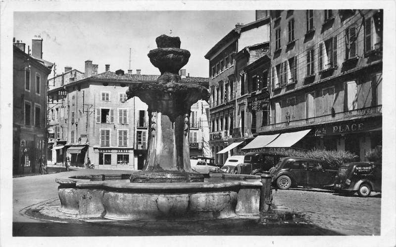 Carte postale ancienne Bourgoin La Place D'Armes