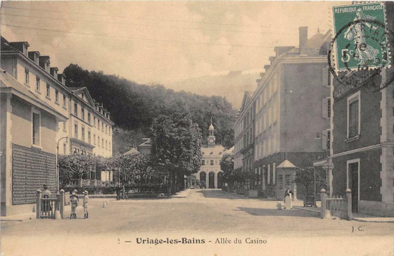 Carte postale ancienne Uriage Allee Du Casino