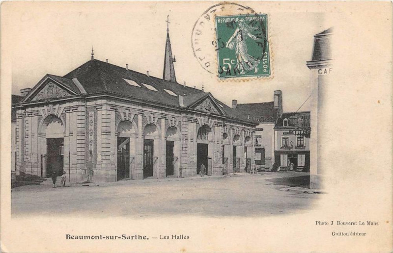 Carte postale ancienne Beaumont Sur Sarthe Les Halles à Beaumont-sur-Sarthe