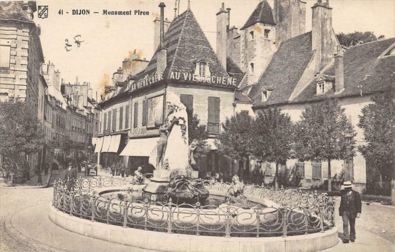 Carte postale ancienne Dijon Monument Piron à Dijon