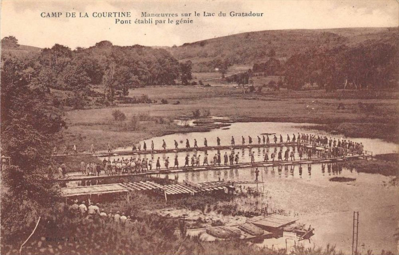 Carte postale ancienne Camp Courtine Manoeuvres Sur Le Lac Du Gratadour Pont Etabli Par Le Genie
